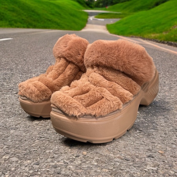 CROCS Other - CROCS Plush Stomp Quilted Platform Clogs Mens 11 Cork Brown